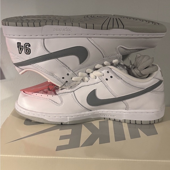 Nike Supreme x Dunk SB Low White Metallic 94 Size 9 (HQ8487-100) - Picture 1 of 9